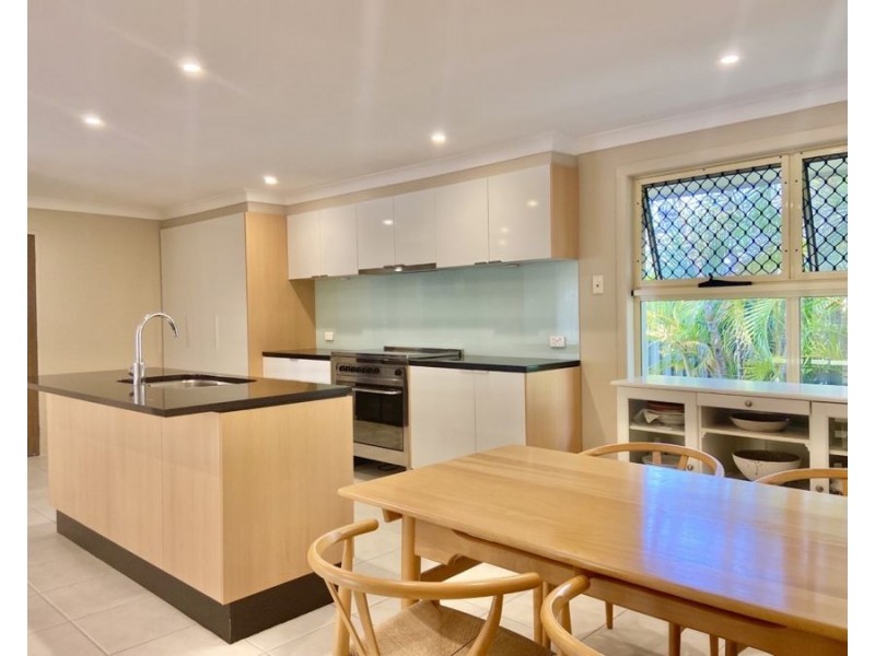 8 Atlas Crescent, Benowa QLD 4217