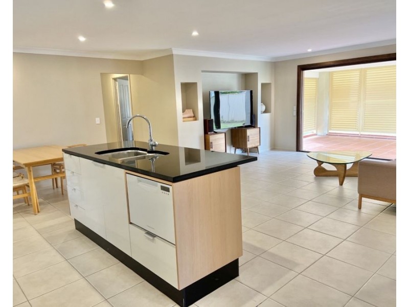 8 Atlas Crescent, Benowa QLD 4217