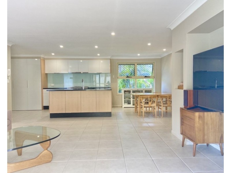 8 Atlas Crescent, Benowa QLD 4217