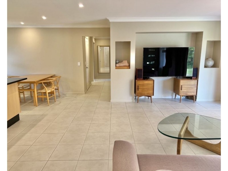 8 Atlas Crescent, Benowa QLD 4217