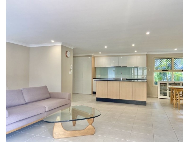 8 Atlas Crescent, Benowa QLD 4217