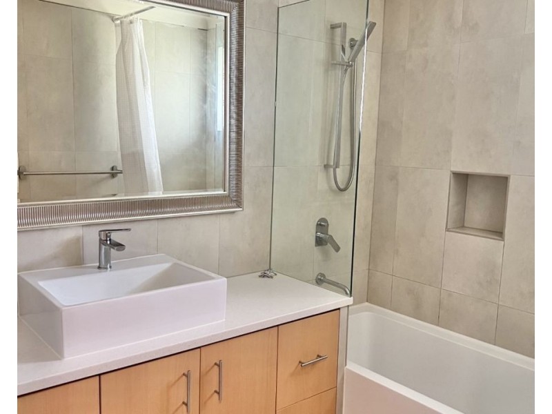 8 Atlas Crescent, Benowa QLD 4217