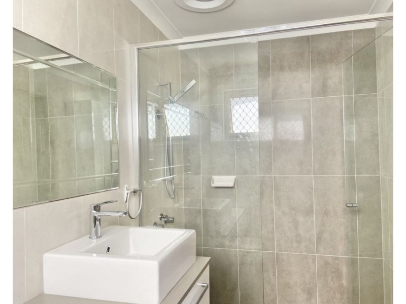 8 Atlas Crescent, Benowa QLD 4217