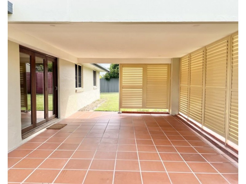 8 Atlas Crescent, Benowa QLD 4217