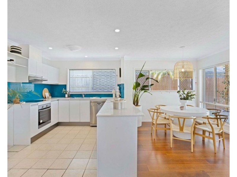 1 Costa Court, Broadbeach Waters QLD 4218