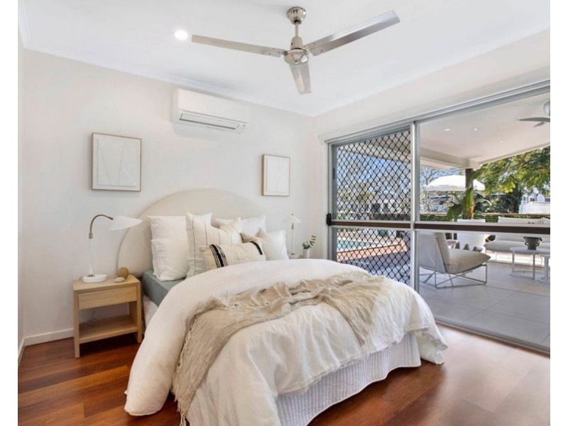 1 Costa Court, Broadbeach Waters QLD 4218