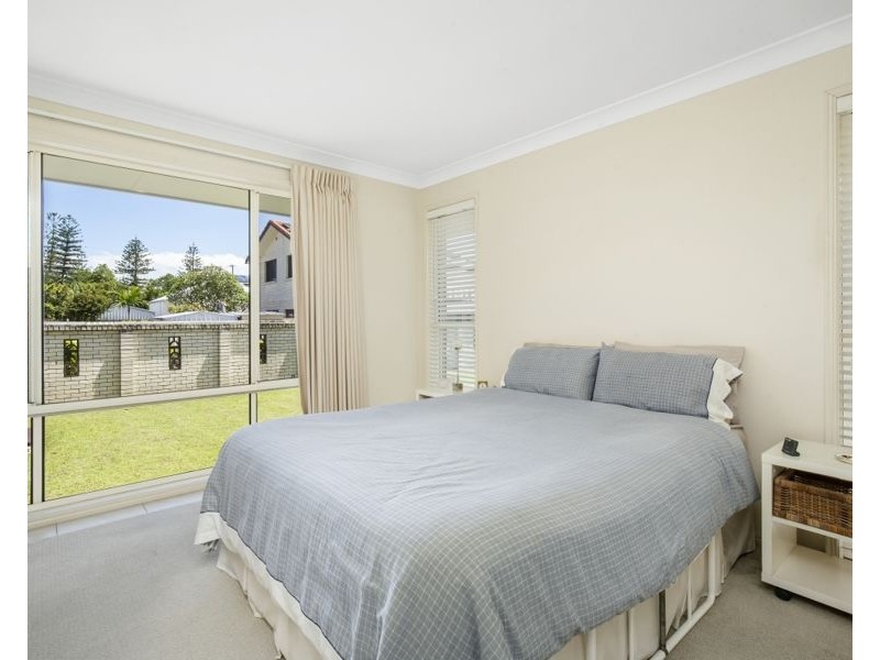 27 Allambi Avenue, Broadbeach Waters QLD 4218