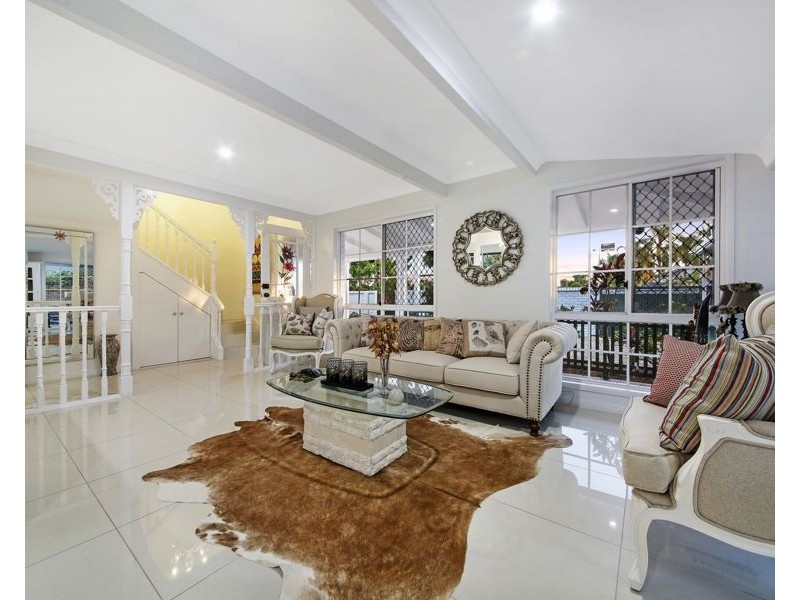 3 Darnay Road, Broadbeach Waters QLD 4218