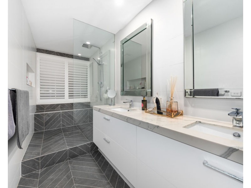 73/125 Santa Cruz Boulevard, Clear Island Waters QLD 4226