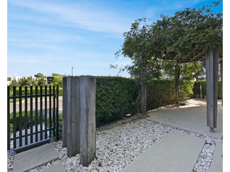 1 Marina Drive, Benowa QLD 4217