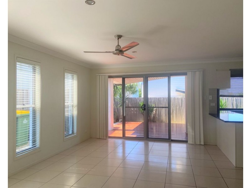 3/8 Fourth Avenue, Labrador QLD 4215