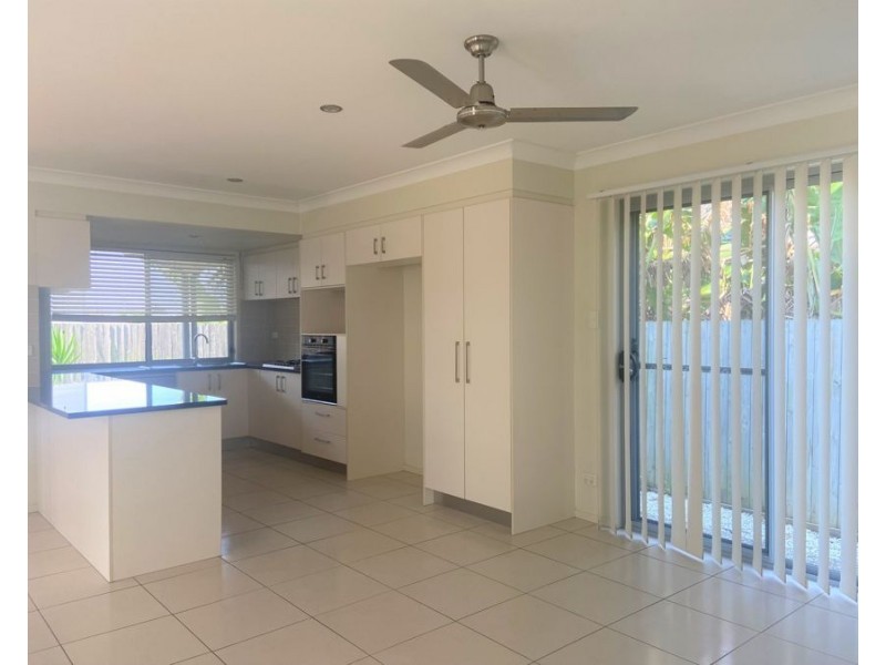 3/8 Fourth Avenue, Labrador QLD 4215