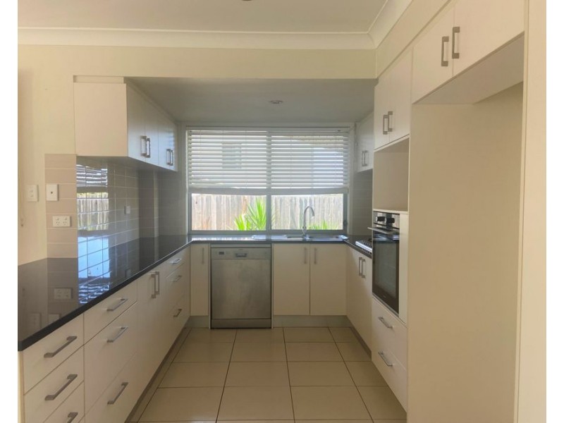 3/8 Fourth Avenue, Labrador QLD 4215
