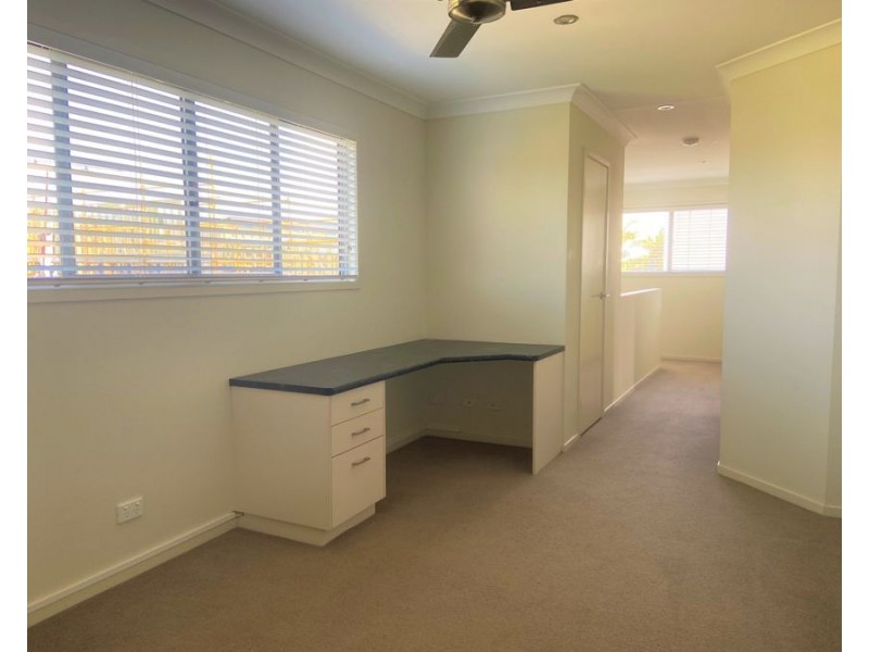 3/8 Fourth Avenue, Labrador QLD 4215