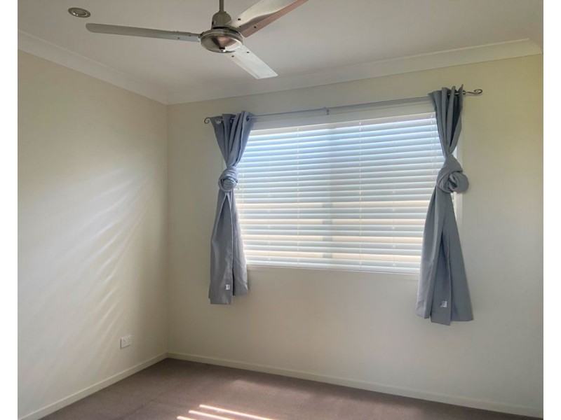 3/8 Fourth Avenue, Labrador QLD 4215