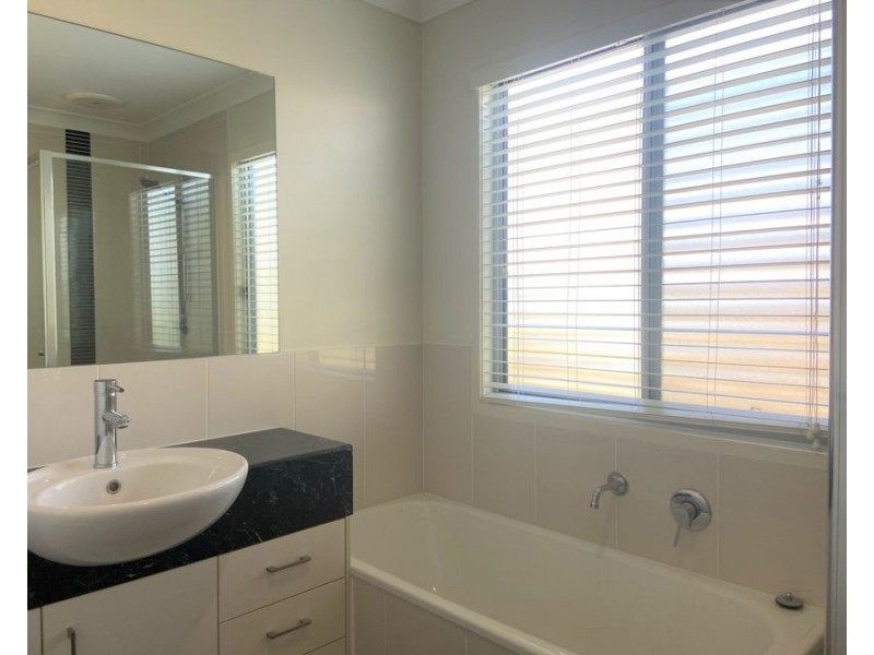 3/8 Fourth Avenue, Labrador QLD 4215