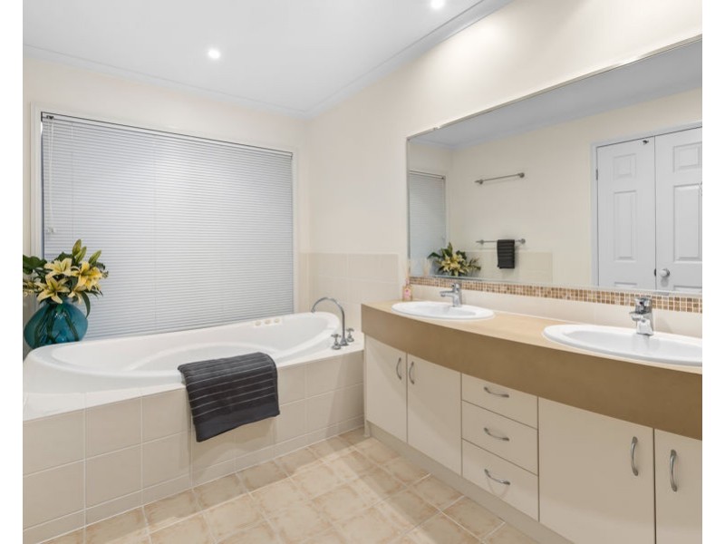 97 Highcrest Circuit, Molendinar QLD 4214