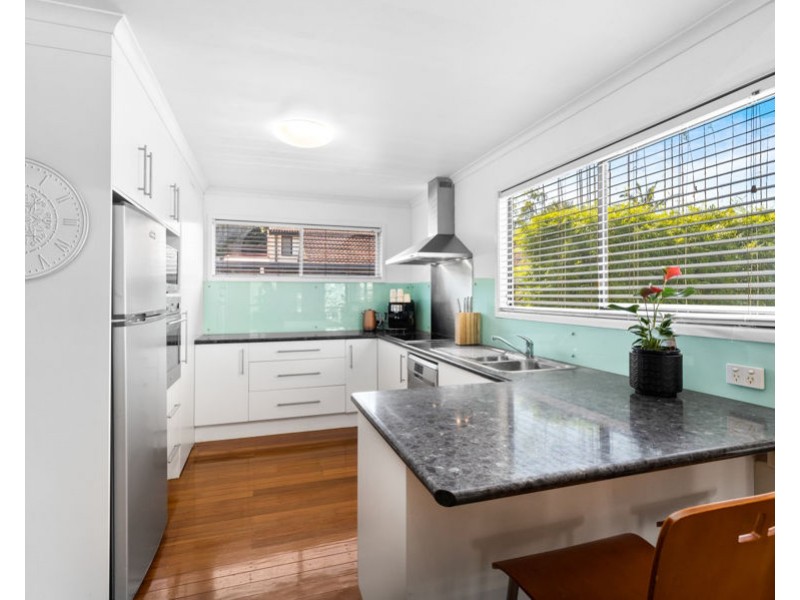 39 Wistaria Avenue, Southport QLD 4215