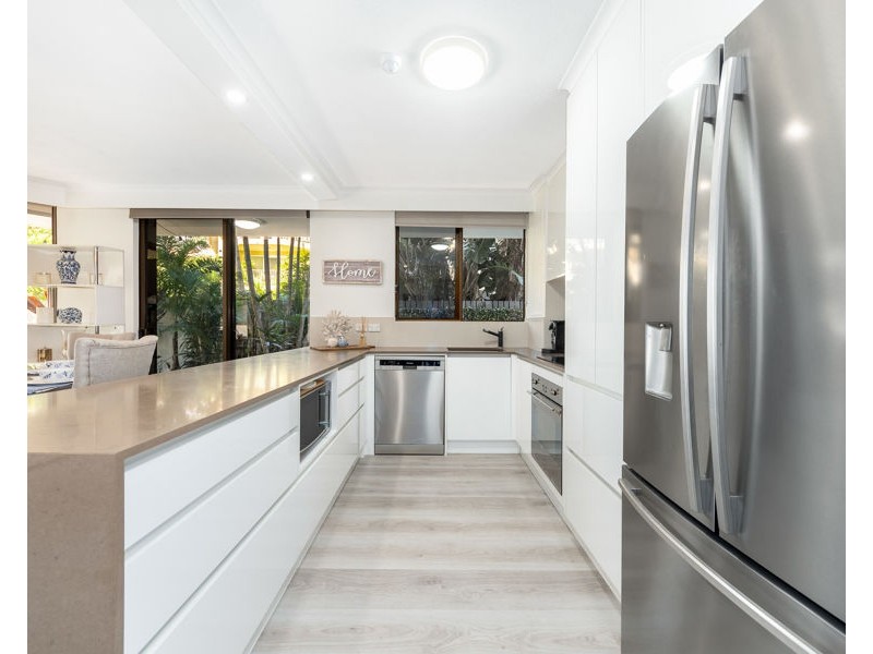 1/22 Armrick Avenue, Broadbeach QLD 4218