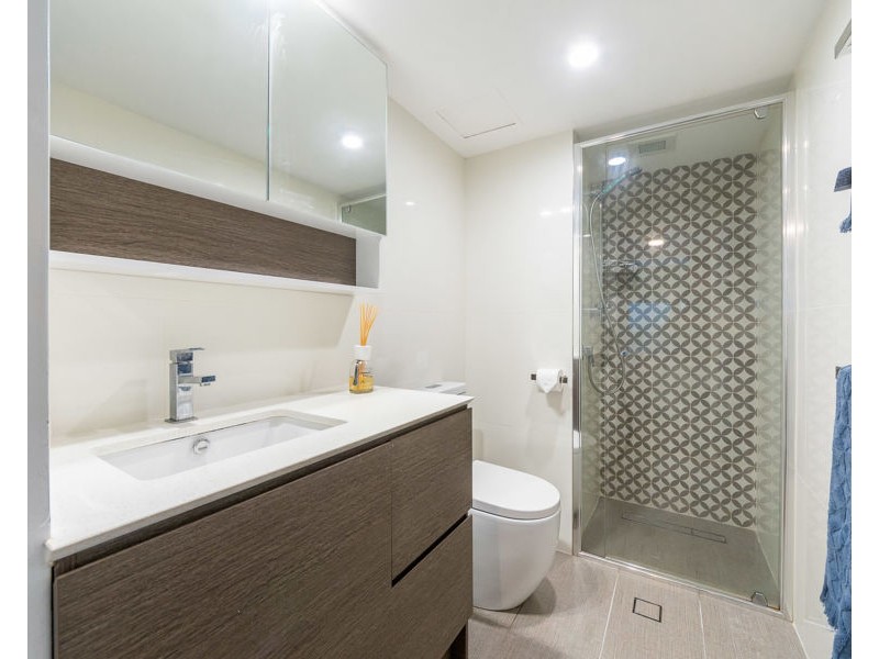 1/22 Armrick Avenue, Broadbeach QLD 4218