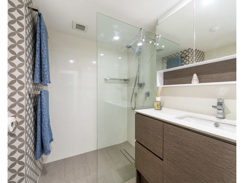 1/22 Armrick Avenue, Broadbeach QLD 4218