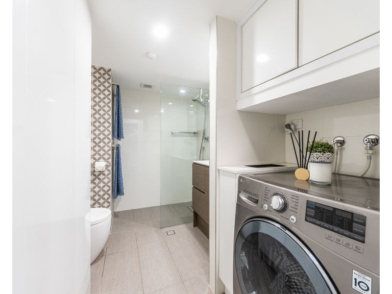 1/22 Armrick Avenue, Broadbeach QLD 4218