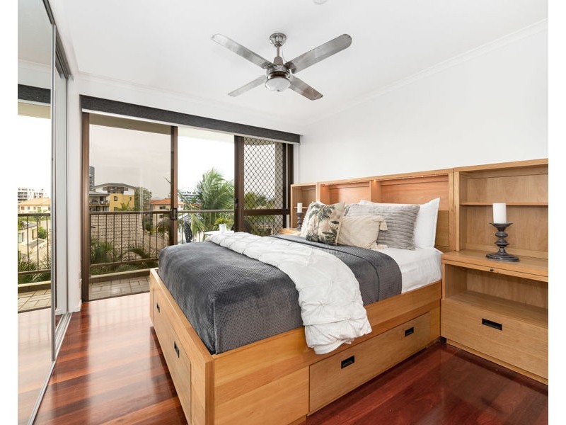 10/22 Armrick Avenue, Broadbeach QLD 4218