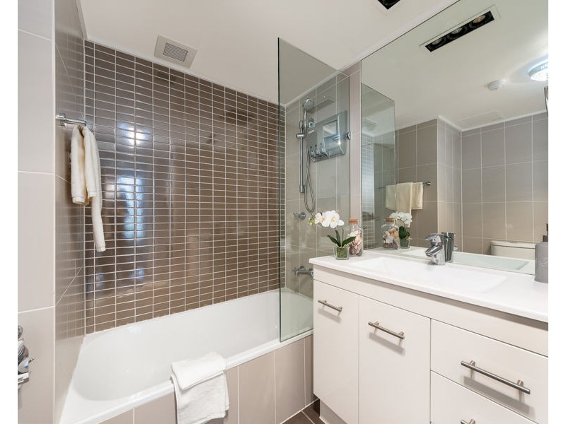 10/22 Armrick Avenue, Broadbeach QLD 4218