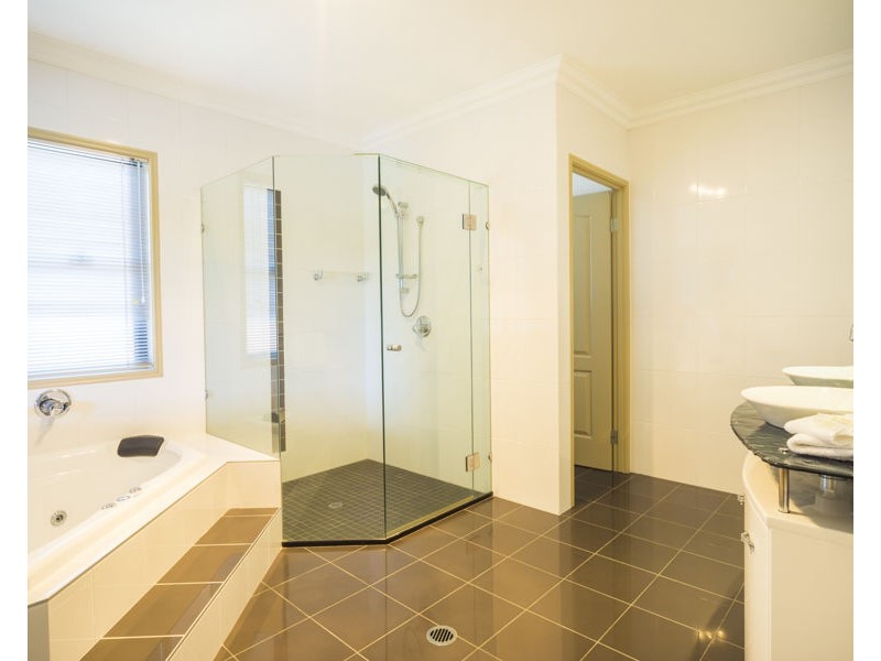 2119 Fernlea Close, Hope Island QLD 4212