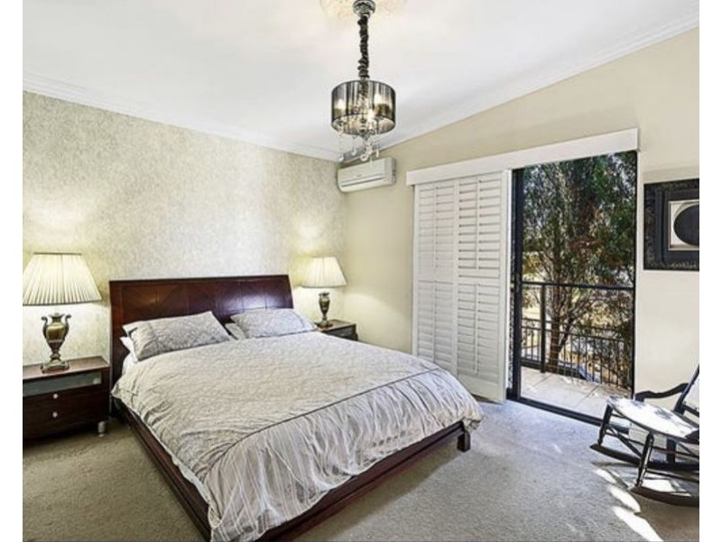 98 Kindra Avenue, Southport QLD 4215