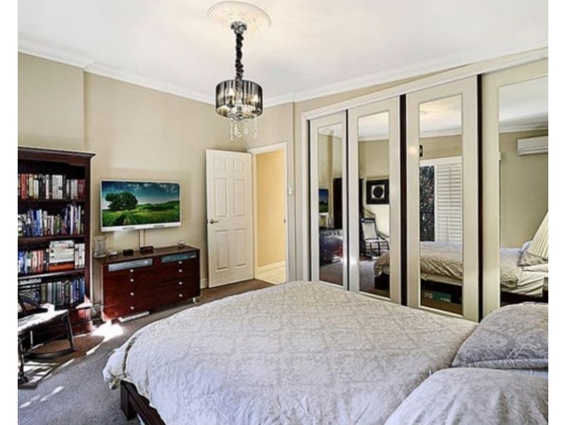 98 Kindra Avenue, Southport QLD 4215