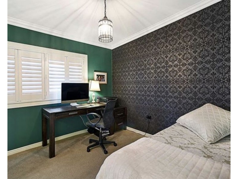 98 Kindra Avenue, Southport QLD 4215