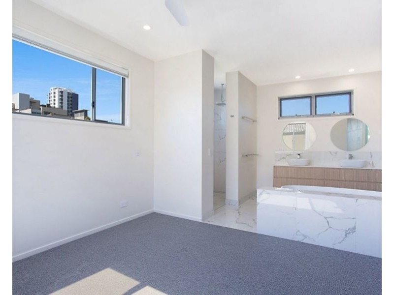 15B Evandale Crescent, Miami QLD 4220