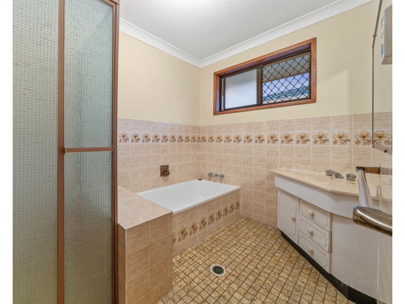 4 Himalaya Street, Mermaid Waters QLD 4218