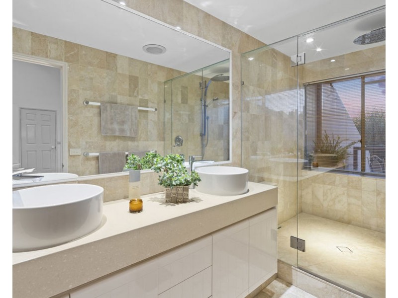 56/125 Santa Cruz Blvd, Clear Island Waters QLD 4226