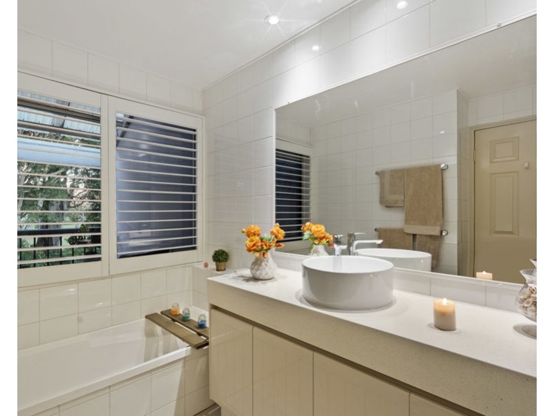 56/125 Santa Cruz Blvd, Clear Island Waters QLD 4226