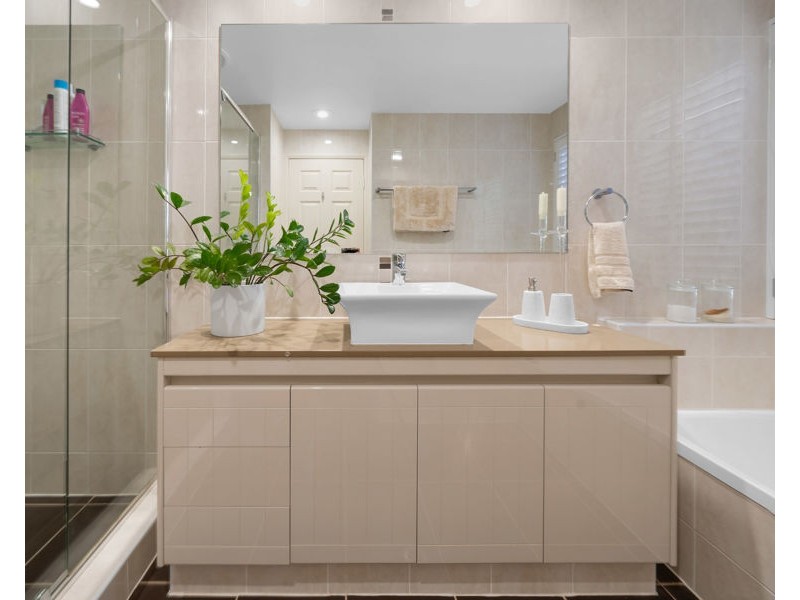 30/125 Santa Cruz Boulevard, Clear Island Waters QLD 4226