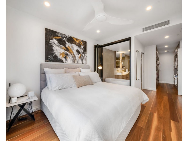 102/185 Old Burleigh Road, Broadbeach QLD 4218