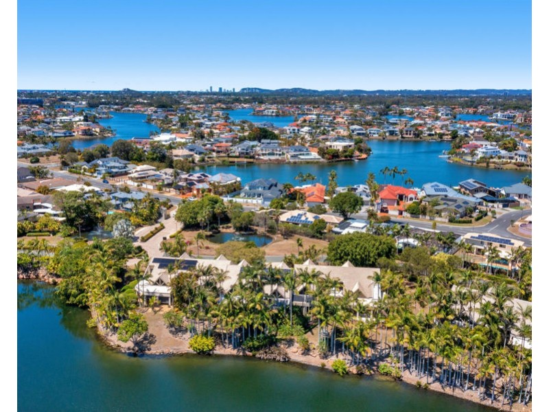 30/125 Santa Cruz Boulevard, Clear Island Waters QLD 4226