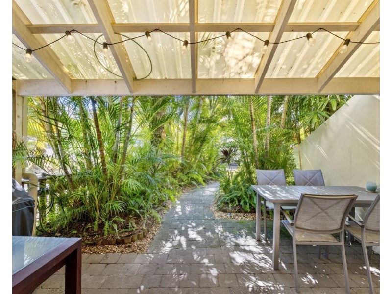 2/14 Riviera Road, Miami QLD 4220