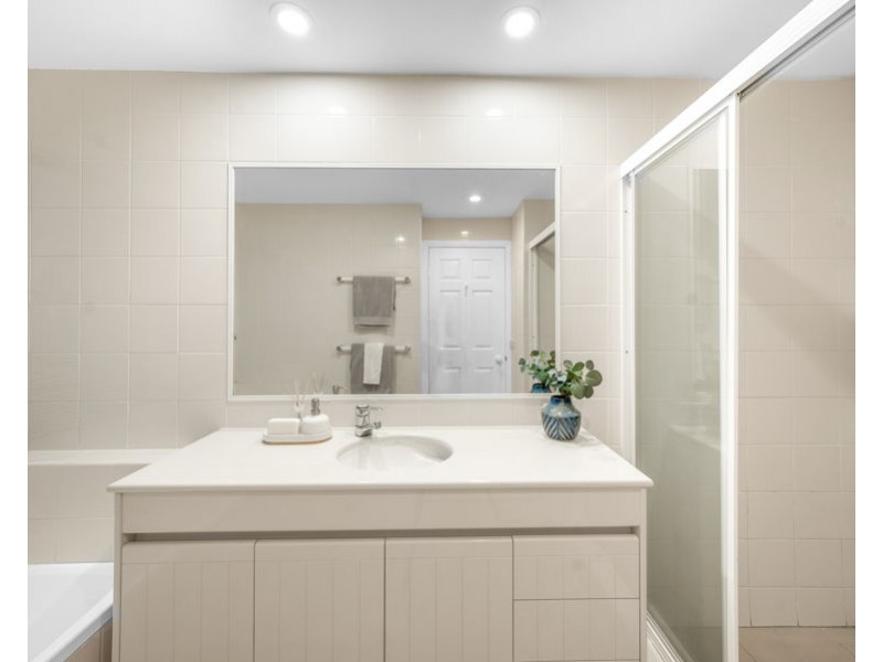 67/125 Santa Cruz Boulevard, Clear Island Waters QLD 4226