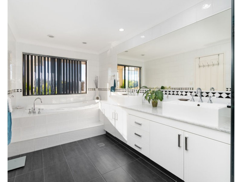 143/125 Santa Cruz Boulevard, Clear Island Waters QLD 4226