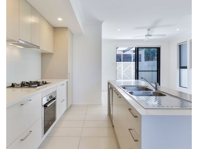 16 Mayfair Lane, Hope Island QLD 4212