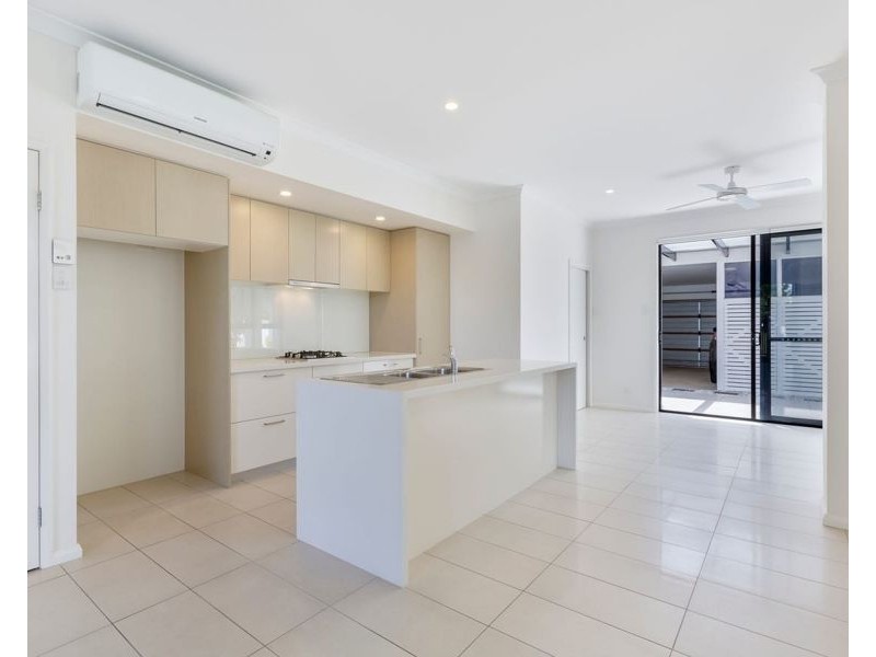 16 Mayfair Lane, Hope Island QLD 4212