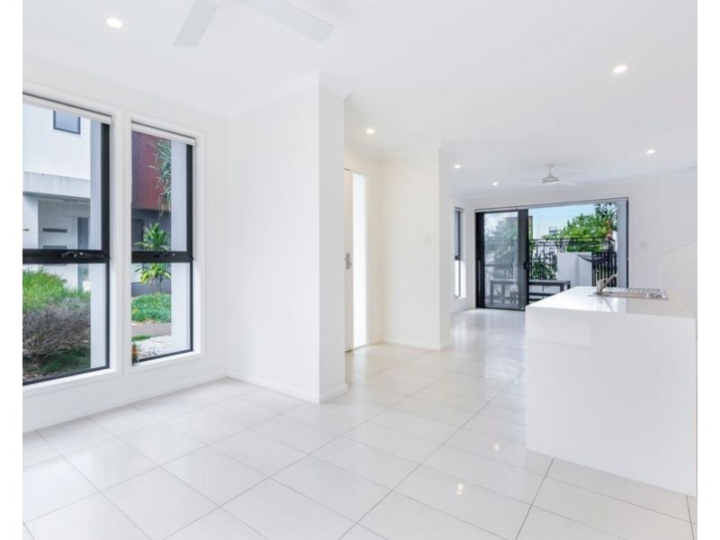 16 Mayfair Lane, Hope Island QLD 4212