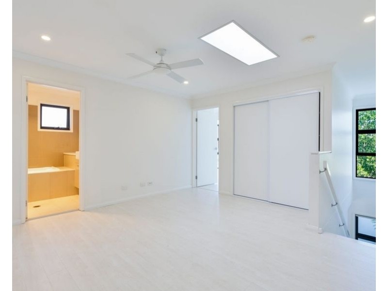 16 Mayfair Lane, Hope Island QLD 4212