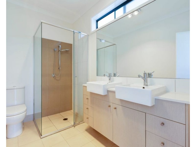 16 Mayfair Lane, Hope Island QLD 4212