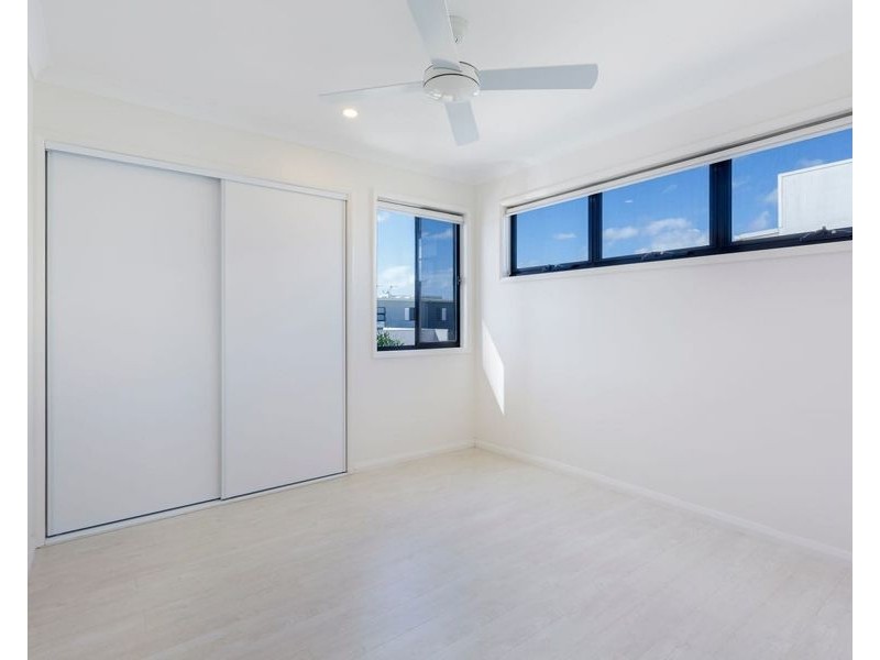 16 Mayfair Lane, Hope Island QLD 4212