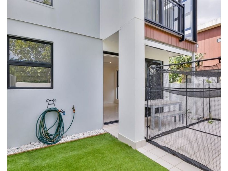 16 Mayfair Lane, Hope Island QLD 4212