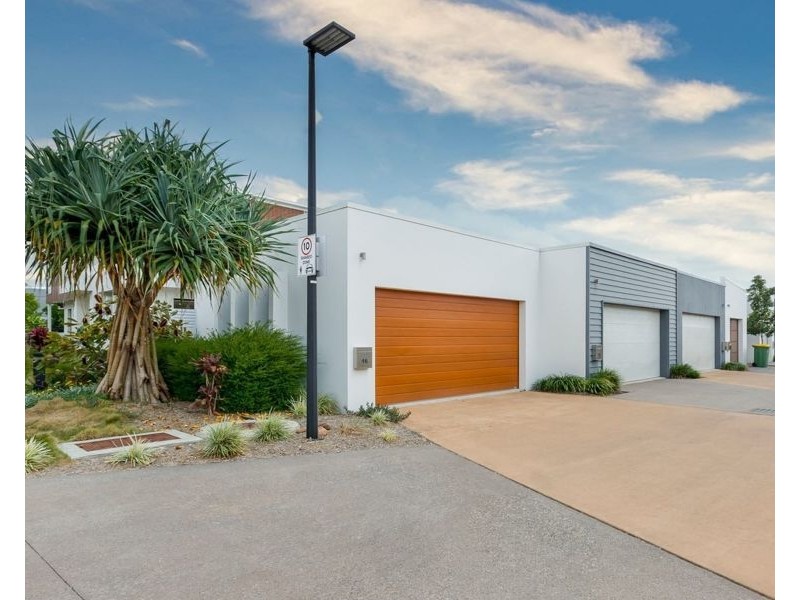 16 Mayfair Lane, Hope Island QLD 4212